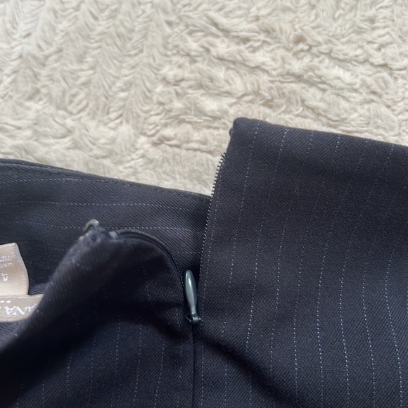 Banana Republic lined skirt, navy pinstripe, Size 4, New with tags - Picture 11 of 16
